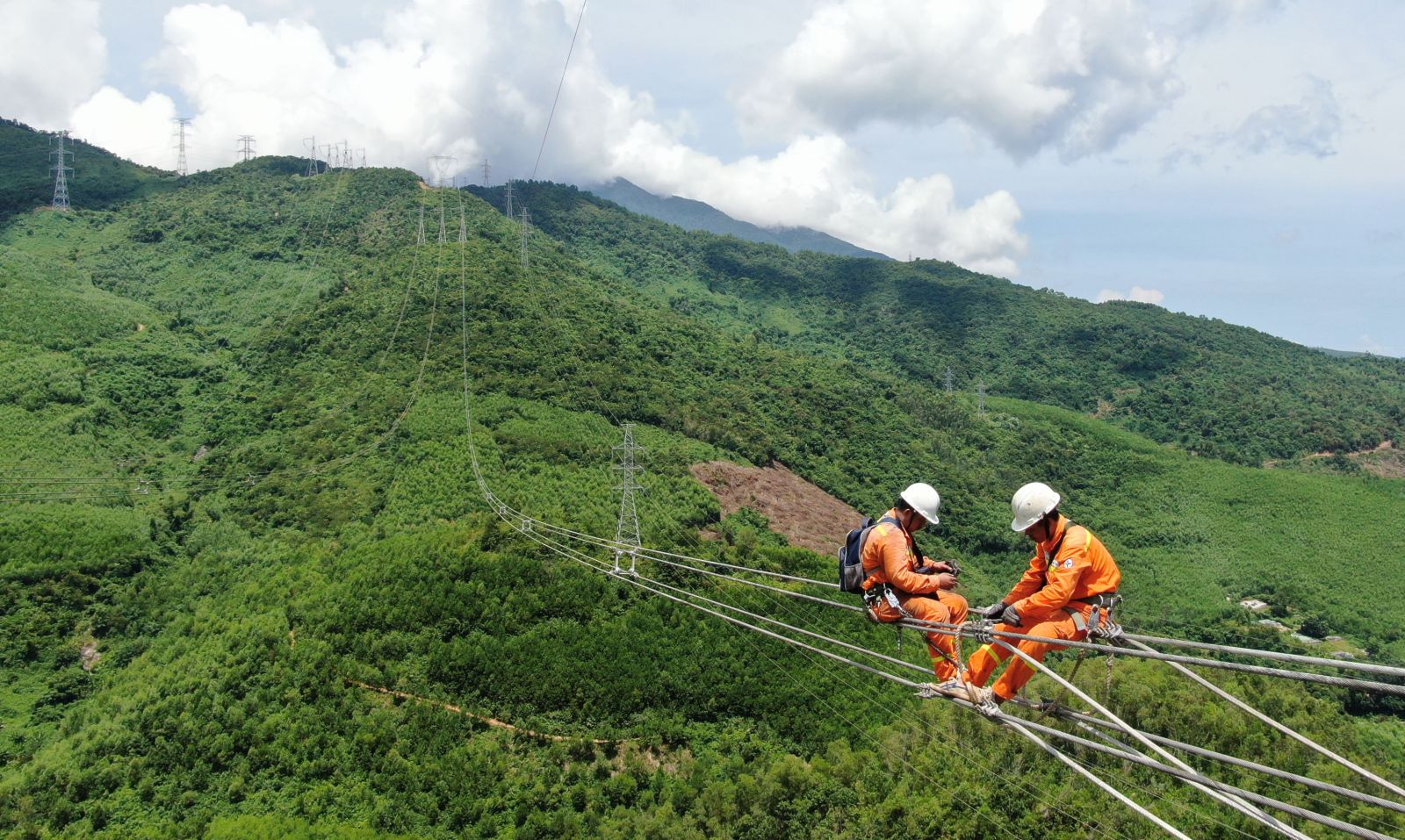 Công nhân Công ty Truyền tải điện 2 sửa chữa đường dây 500kV Bắc – Nam.