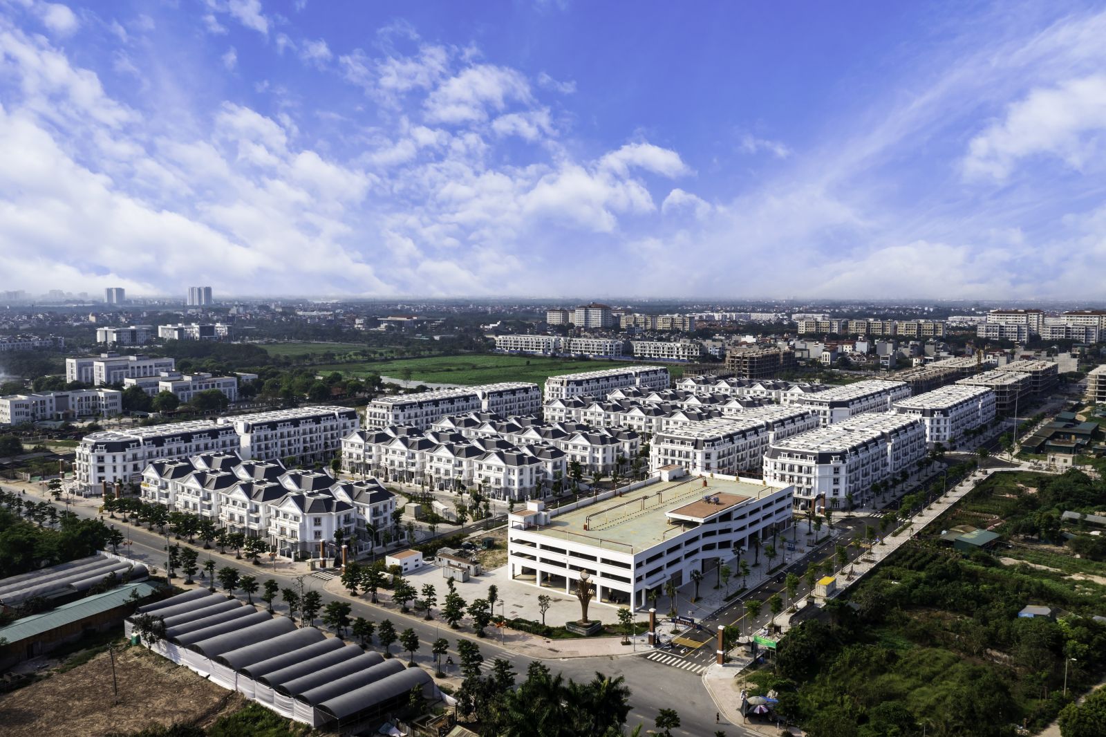 Eurowindow Twin Parks là khu đô thị thấp tầng đầu tiên tại Hà Nội có tòa nhà để xe 3 tầng rộng thoáng (góc phải) đủ chỗ để ô tô cho cư dân.