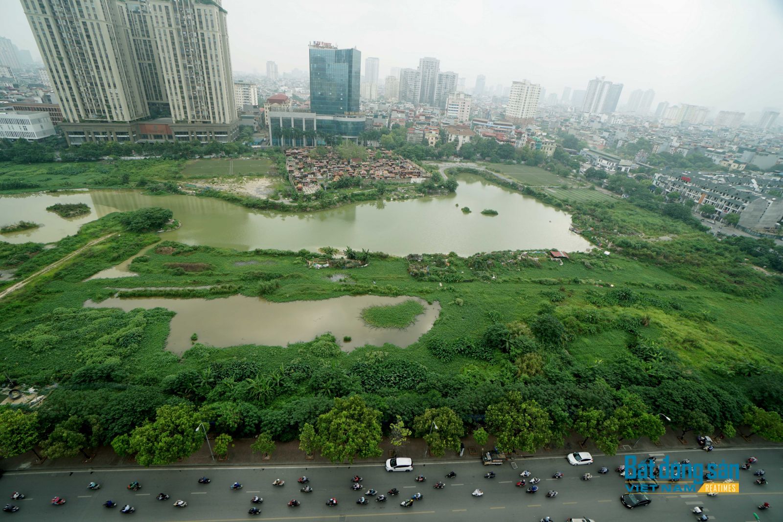 Dù được kỳ vọng là lá phổi xanh của phía Tây Nam TP. Hà Nội khi xung quanh đã được xây dựng nhiều nhà cao tầng nhưng tới nay, dự án Công viên hồ điều hòa khu đô thị Tây Nam Hà Nội vẫn chỉ là khu đất hoang. 