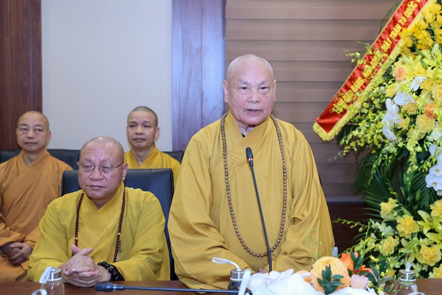 Đại diện Giáo hội Phật giáo Việt Nam, Hòa thượng Thích Thiện Nhơn gửi lời cảm ơn lãnh đạo Đảng, Nhà nước, các cấp, các ngành đã chúc mừng Đại lễ Phật đản. (Ảnh: VGP/Nhật Bắc)