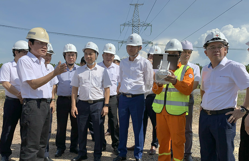 Lãnh đạo EVN, EVNNPT kiểm tra và nghe báo cáo công tác ứng dụng khoa học công nghệ trong quản lý vận hành lưới điện truyền tải tại Quảng Nam.