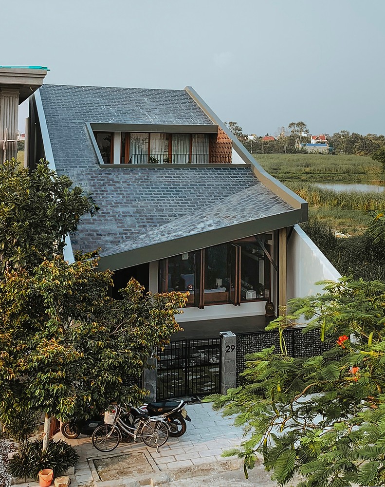 Phần mái nhà được thiết kế đặc biệt giúp chắn nắng ở hướng Tây và đón gió Đông Nam. (Ảnh: Trịnh Hải Long).