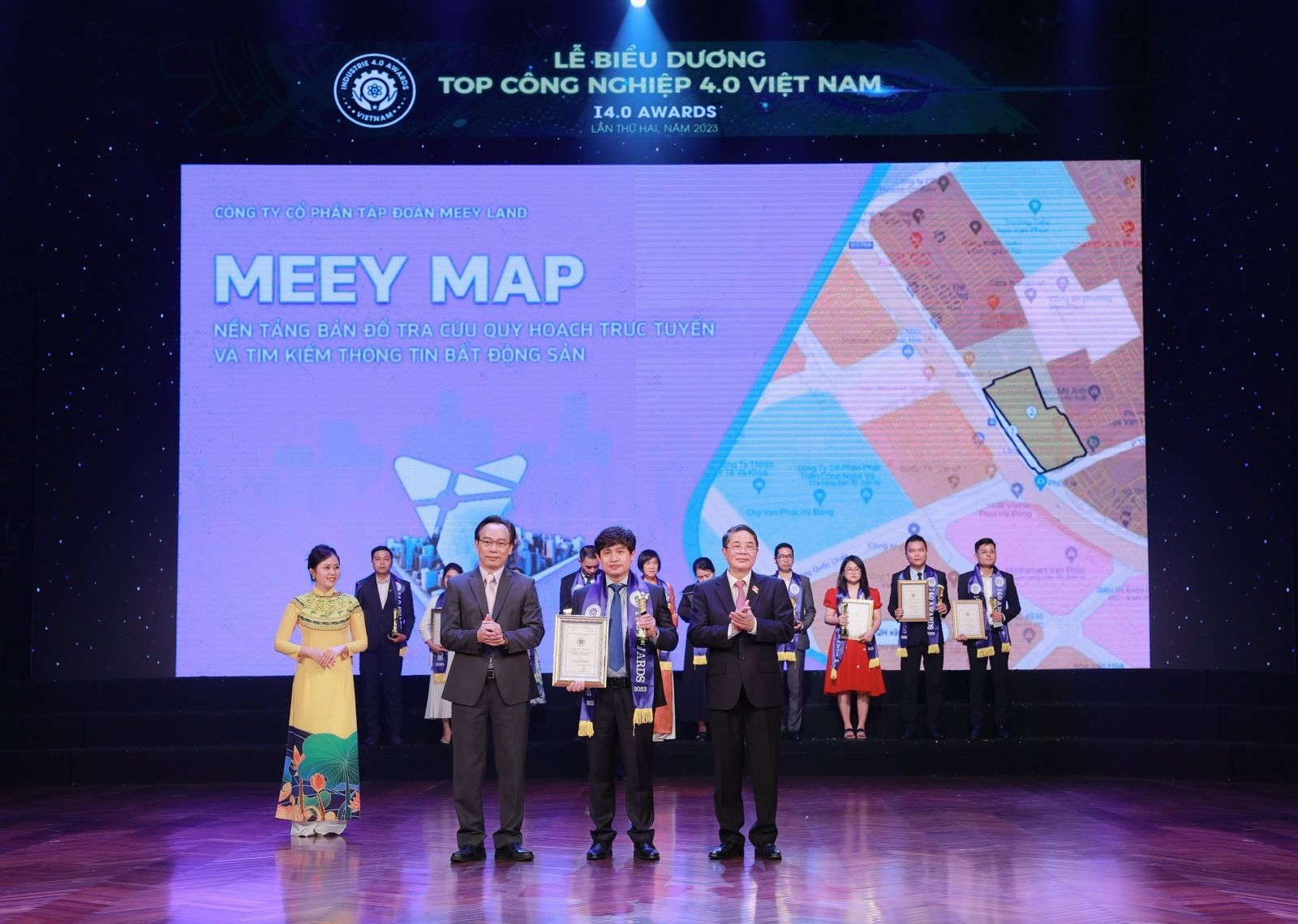 Chủ tịch Meey Land Hoàng Mai Chung đại diện doanh nghiệp nhận giải thưởng TOP Công nghiệp 4.0 Việt Nam năm 2023.