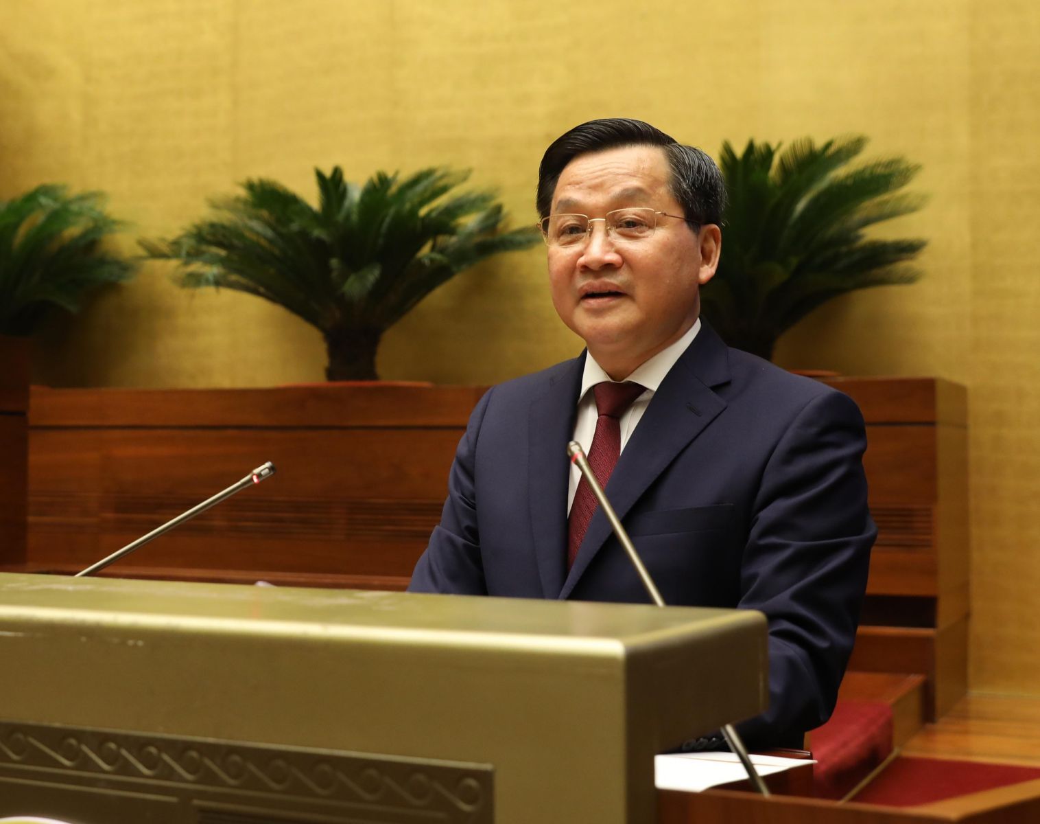 Phó Thủ tướng Lê Minh Khái trình bày Báo cáo của Chính phủ đánh giá bổ sung kết quả thực hiện kế hoạch phát triển KTXH và NSNN năm 2022; tình hình thực hiện kế hoạch KTXH và NSNN những tháng đầu năm 2023. (Ảnh: VGP)