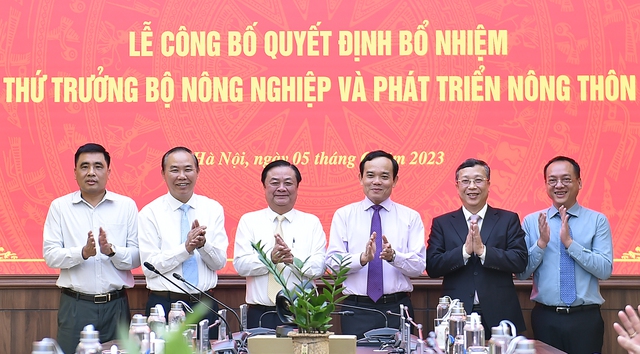 Phó Thủ tướng Trần Lưu Quang và các đồng chí lãnh đạo Bộ NN&PTNT. (Ảnh: VGP/Hải Minh)