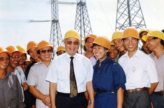 Thủ tướng Võ Văn Kiệt kiểm tra công tác dựng cột 500kV.