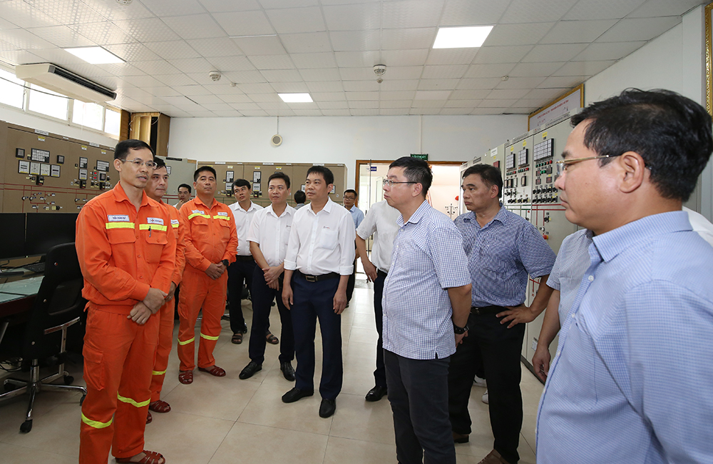Đoàn công tác nghe báo cáo công tác vận hành tại TBA 500kV Hà Tĩnh.