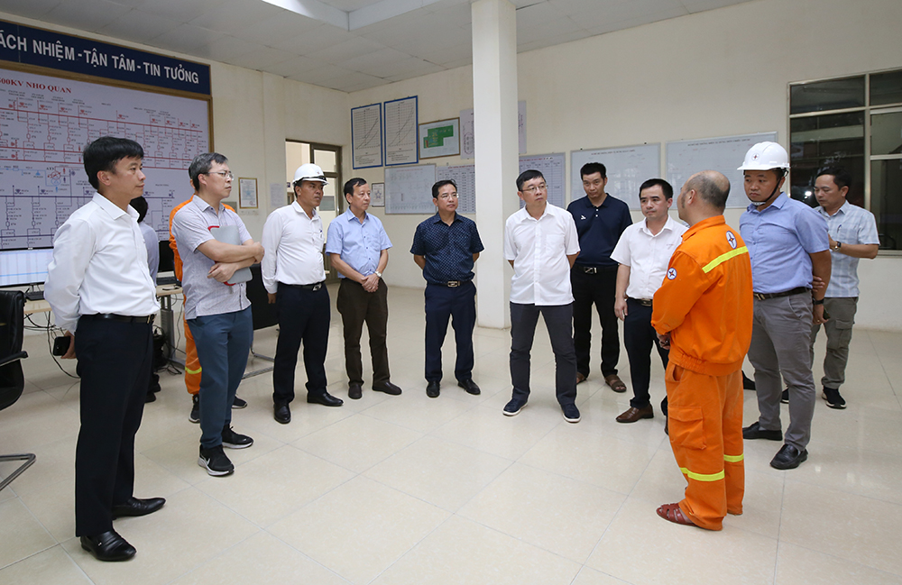 Đoàn công tác nghe báo cáo công tác vận hành tại Trạm biến áp 500kV Nho Quan.