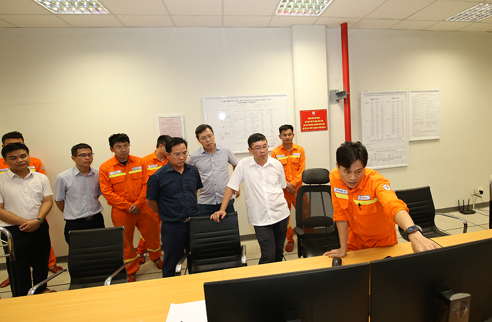 Đoàn công tác nghe báo cáo công tác vận hành tại Trạm biến áp 500kV Nghi Sơn (Thanh Hóa).