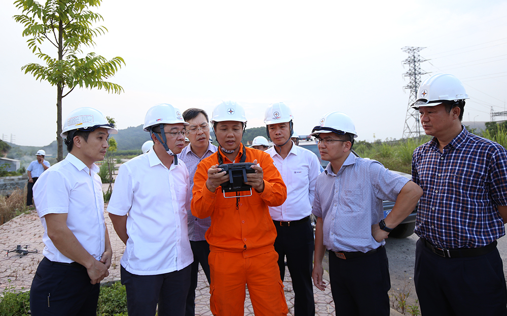 Đoàn công tác kiểm tra công tác ứng dụng UAV trong quản lý vận hành tại Truyền tải điện Nghệ An.