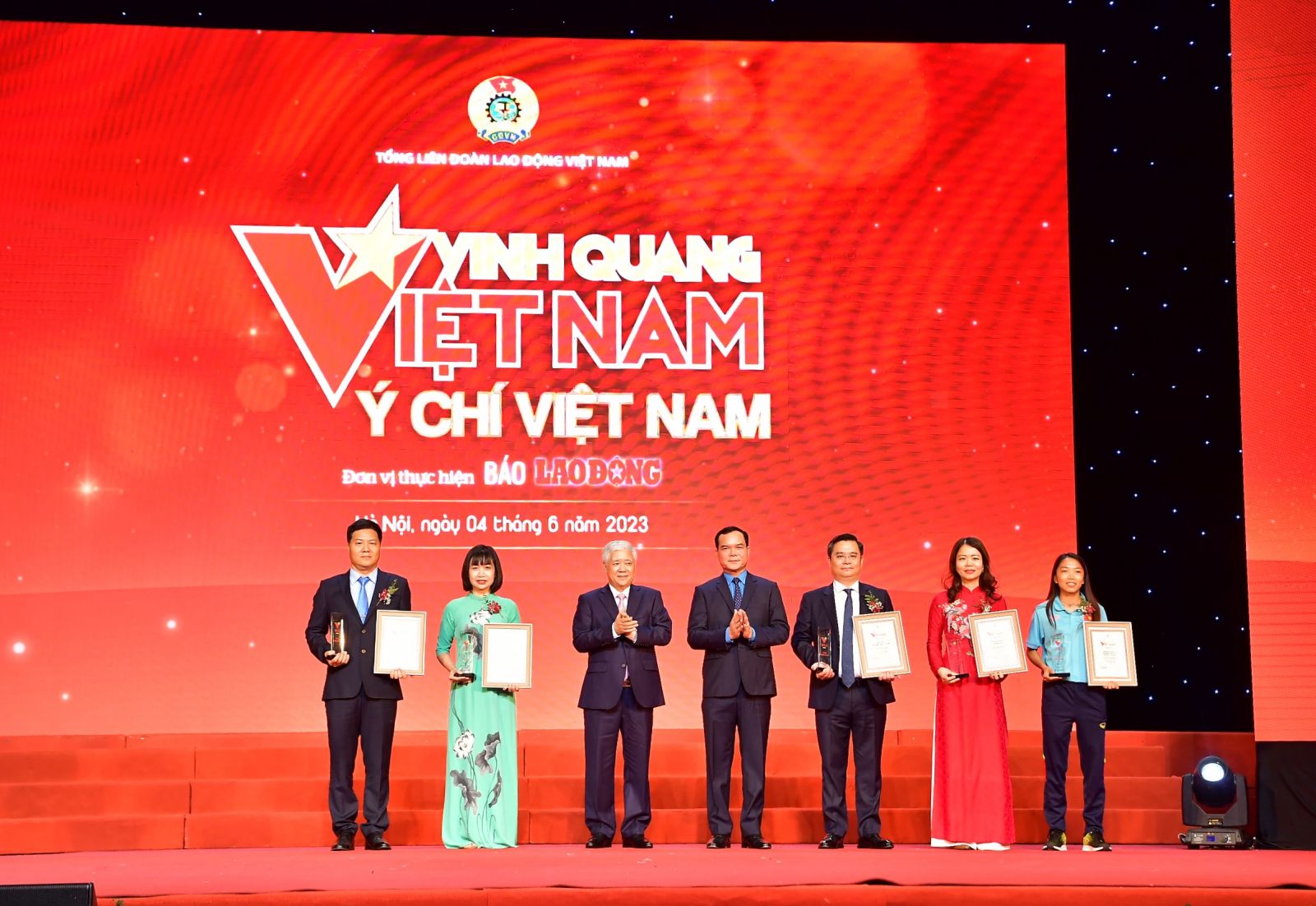 Chủ tịch UBTWMTTQ Việt Nam Đỗ Văn Chiến (thứ 3 từ trái sang) và Chủ tịch Tổng LĐLĐ Việt Nam Nguyễn Đình Khang (thứ 4 từ phải sang) chúc mừng 5 tập thể được vinh danh tại Chương trình Vinh quang Việt Nam 2023.