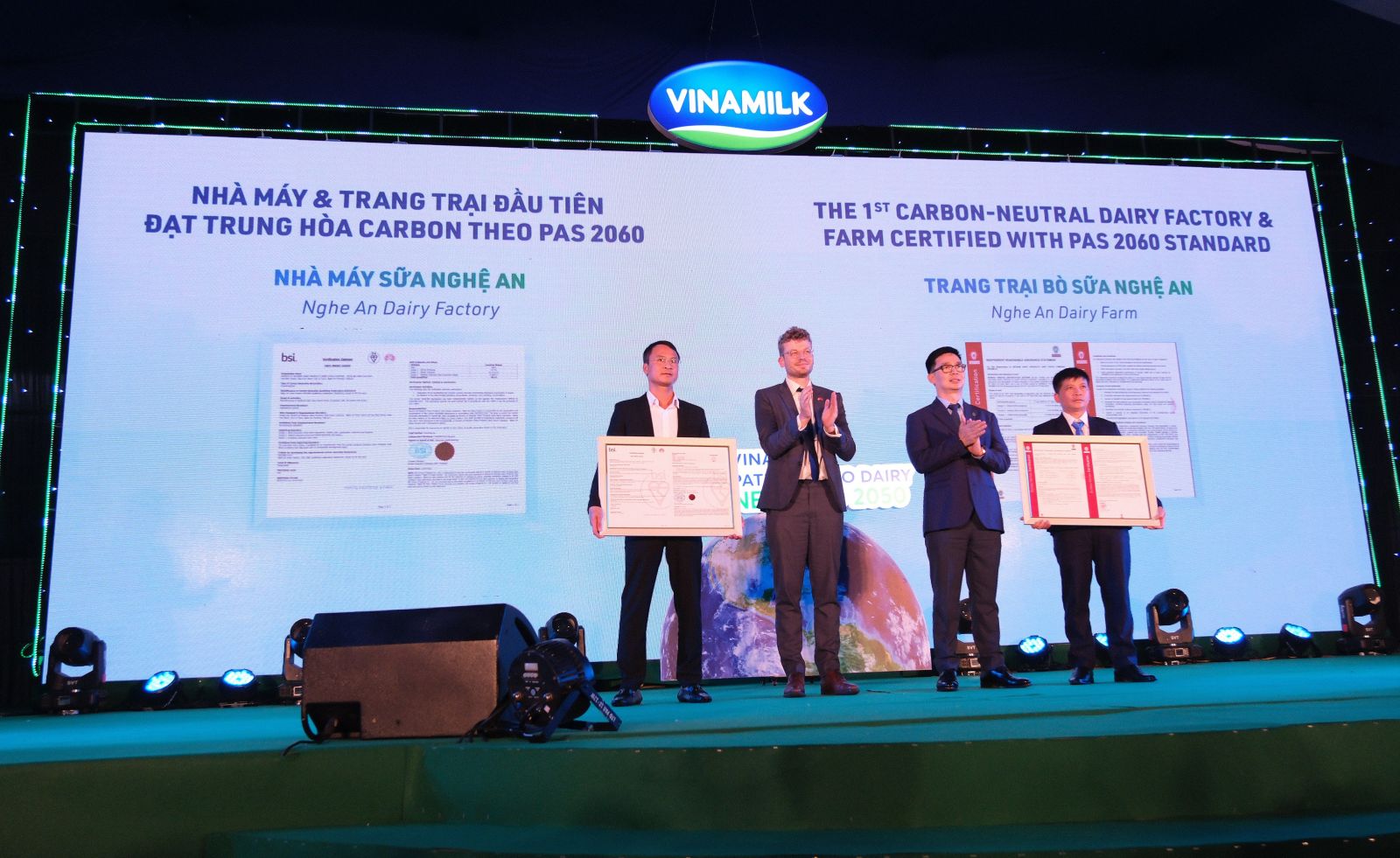 Đại diện các tổ chức quốc tế trao chứng nhận trung hòa carbon cho lãnh đạo nhà máy sữa và trang trại của Vinamilk tại Nghệ An.