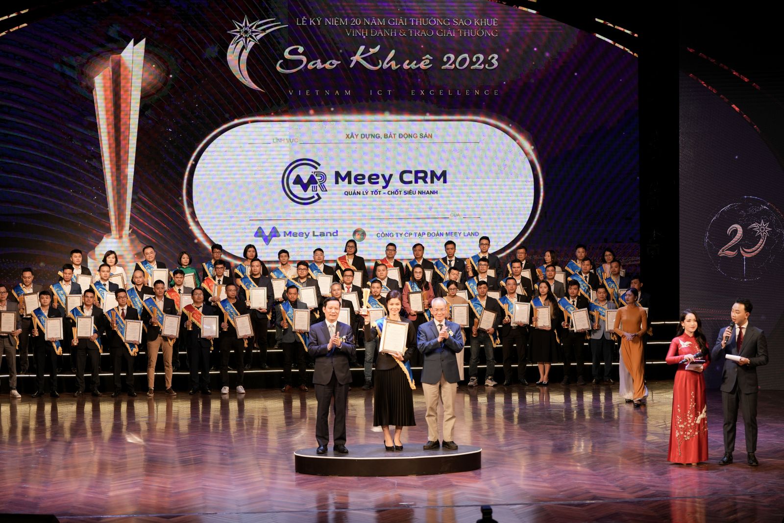 Bà Nguyễn Thị Hồng Hạnh - Trưởng phòng Chính sách sản phẩm Công ty Cổ phần Tập đoàn Meey Land đại diện nhận kỷ niệm chương tại sự kiện.