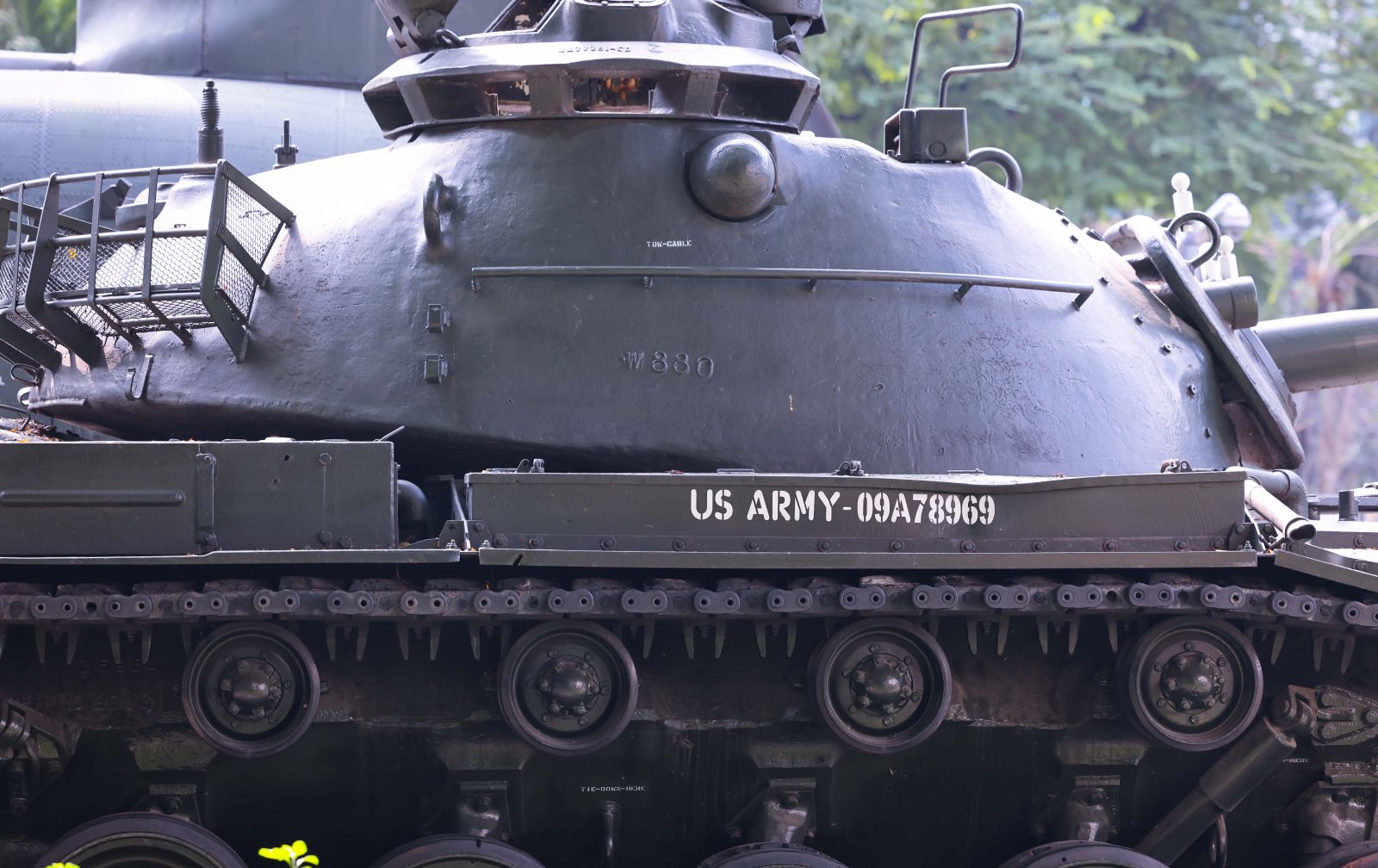 … cùng cả chục chiếc xe tăng được bố trí ở mặt sau của Bảo tàng. 