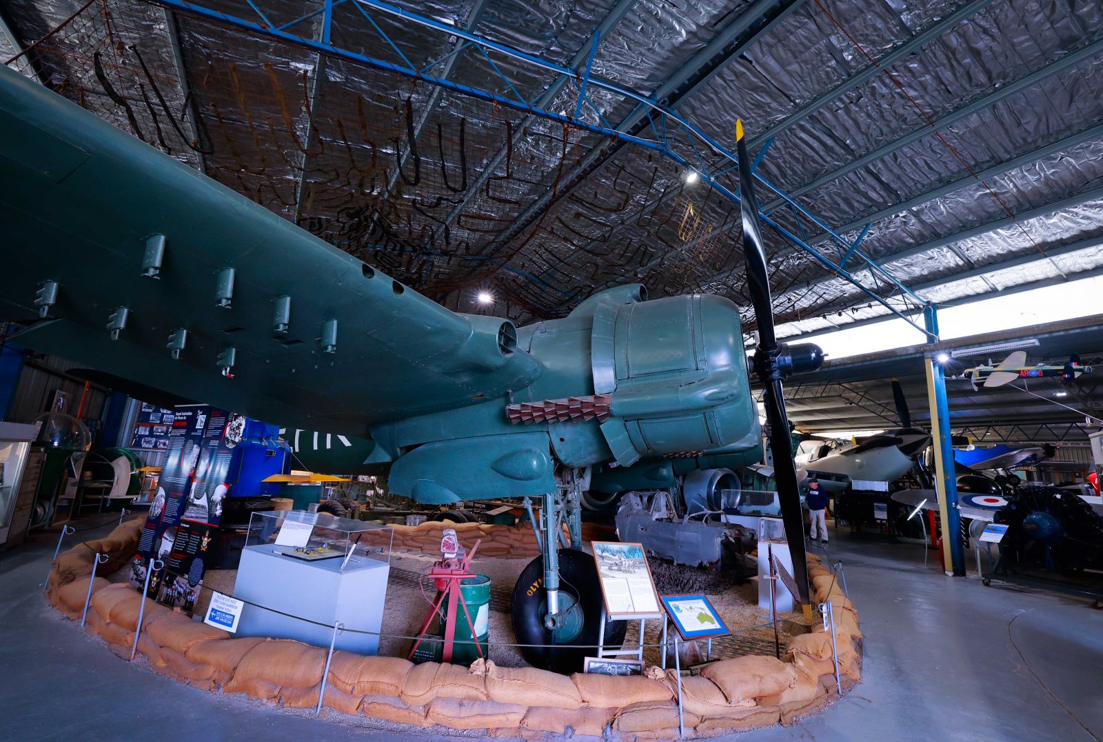 Đây cũng là Bảo tàng trưng bày nhiều loại máy bay chiến đấu, từ RAAF và RAN sử dụng trong thời chiến tranh thế giới thứ hai ở mặt trận Thái Bình Dương…