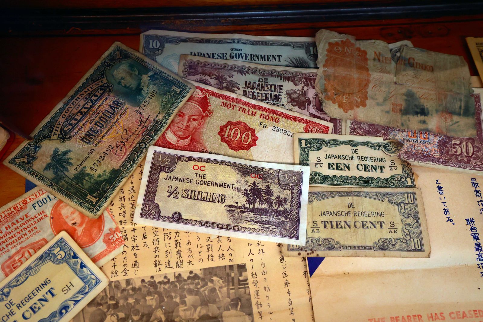 … đến cả các hiện vật và tiền giấy các loại thu được của không quân Nhật tại mặt trận Thái Bình Dương, trong đó có tờ giấy bạc in hình Tả Quân Tổng trấn Gia Định thành Lê Văn Duyệt.