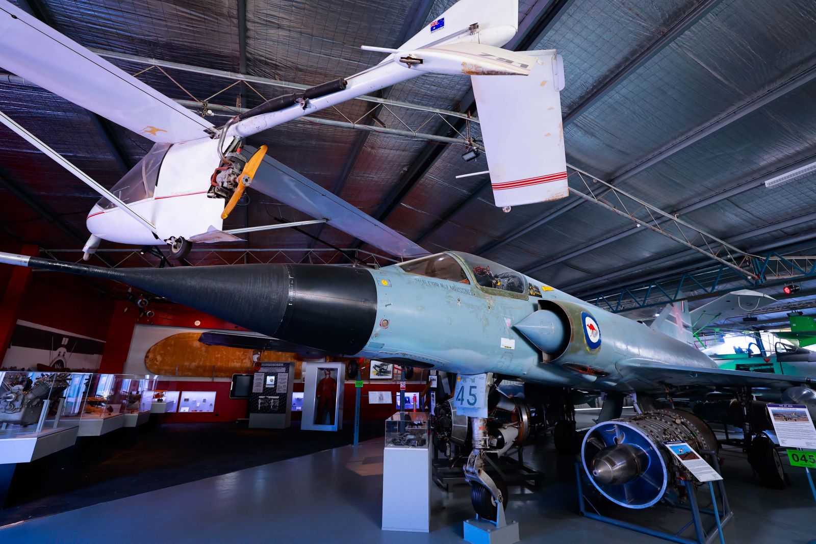 Chiến đấu cơ G.A.F Mirage A3-45 sản xuất năm 1967 tại Pháp, được sử dụng trong lực lượng không quân Hoàng gia Úc trước khi được đưa về Bảo tàng năm 1993.