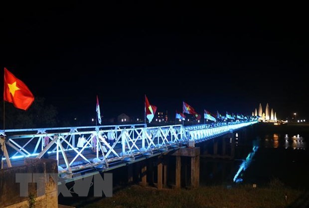 Cầu Hiền Lương thuộc Di tích Quốc gia đặc biệt Đôi bờ Hiền Lương-Bến Hải lung linh trong ánh sáng. (Ảnh: Nguyên Lý/TTXVN)