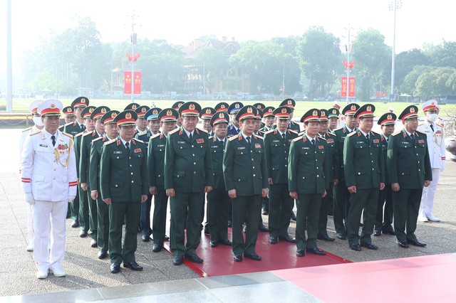 Đoàn đại biểu Quân ủy Trung ương - Bộ Quốc phòng vào Lăng viếng Chủ tịch Hồ Chí Minh. (Ảnh: VGP/Nhật Bắc)