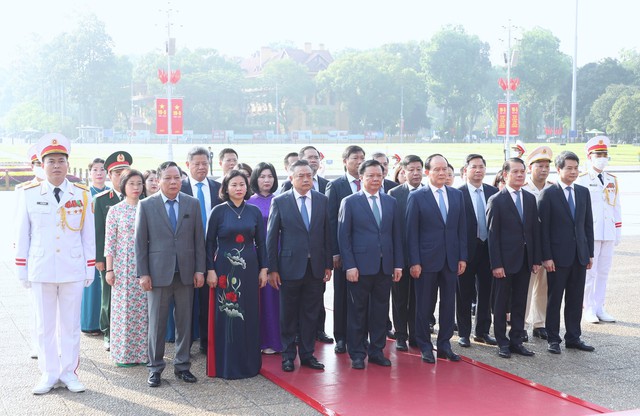 Đoàn đại biểu Thành ủy, HĐND, UBND thành phố Hà Nội vào Lăng viếng Chủ tịch Hồ Chí Minh. (Ảnh: VGP/Nhật Bắc)
