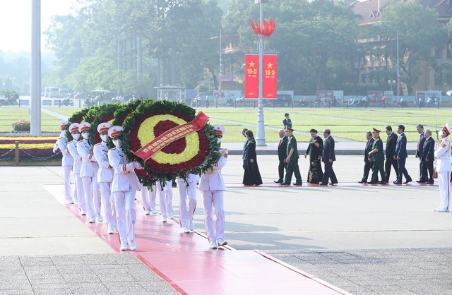 Đoàn đại biểu Ban Chấp hành Trung ương Đảng, Chủ tịch nước, Chính phủ, Quốc hội, Ủy ban Trung ương MTTQ Việt Nam đã đặt vòng hoa, vào Lăng viếng Chủ tịch Hồ Chí Minh. (Ảnh: VGP/Nhật Bắc)