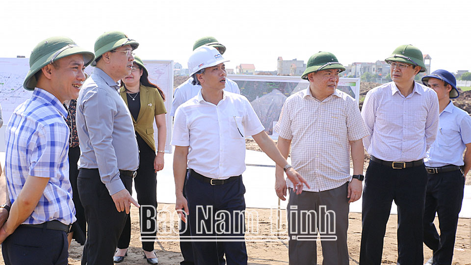 Đồng chí Bí thư Tỉnh ủy Phạm Gia Túc và đoàn công tác của tỉnh đi kiểm tra thực tế tiến độ xây dựng tuyến đường bộ mới Nam Định - Lạc Quần - đường bộ ven biển trên địa bàn huyện Trực Ninh.