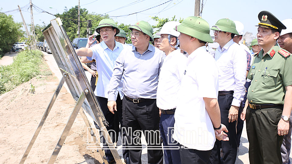 Đồng chí Bí thư Tỉnh ủy Phạm Gia Túc và đoàn công tác của tỉnh kiểm tra tiến độ xây dựng cầu vượt sông Đào nối từ đường Song Hào đến đường Vũ Hữu Lợi, thành phố Nam Định.