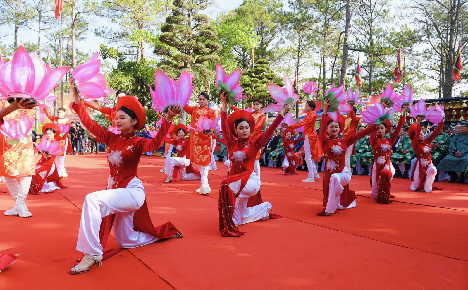 Các tiết mục múa dân gian, truyền thống tại Lễ hội.