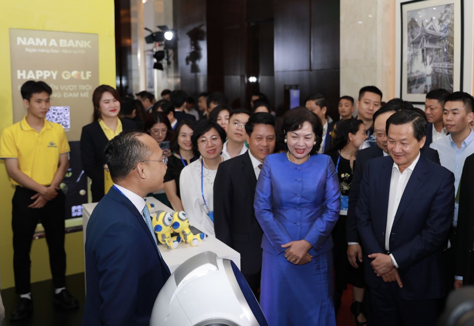 Phó Thủ tướng Chính phủ Lê Minh Khái và Thống đốc NHNN Nguyễn Thị Hồng cùng đoàn đại biểu tham quan hệ sinh thái Ngân hàng số Nam A Bank.