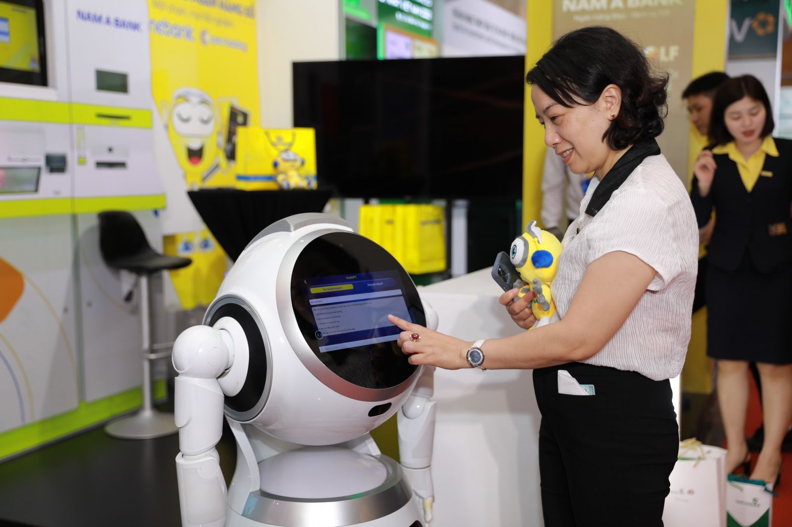 Khách tham quan thích thú trước Robot OPBA – được tích hợp công nghệ AI.