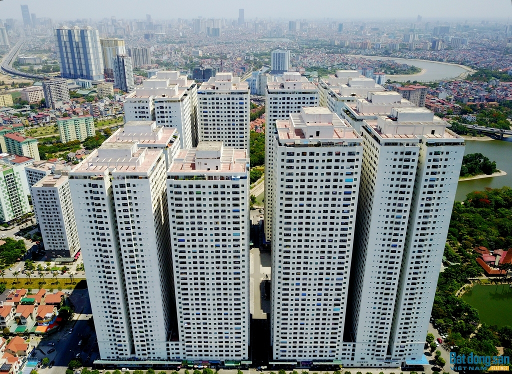 Khu đất HH bị phá vỡ, biến thành Tổ hợp chung cư HH Linh Đàm với 12 tòa nhà cao từ 35 - 41 tầng (khoảng 20 căn hộ/tầng), mật độ xây dựng trên 50%. (Ảnh: Reatimes)