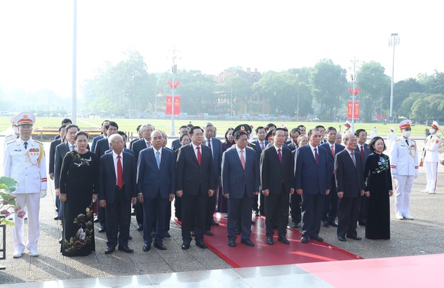 Trước anh linh Chủ tịch Hồ Chí Minh, các đồng chí lãnh đạo Đảng, Nhà nước thành kính bày tỏ lòng biết ơn vô hạn đối với Bác Hồ, người sáng lập, lãnh đạo và rèn luyện Đảng ta. (Ảnh: VGP/Nhật Bắc)