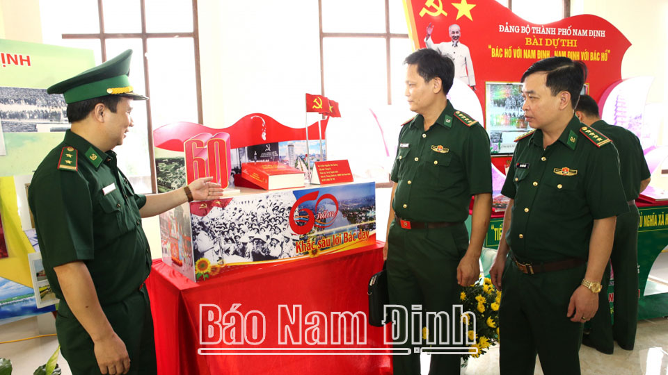 Các đại biểu lực lượng Bộ đội Biên phòng tỉnh tham quan tác phẩm chất lượng cao tham gia Cuộc thi.