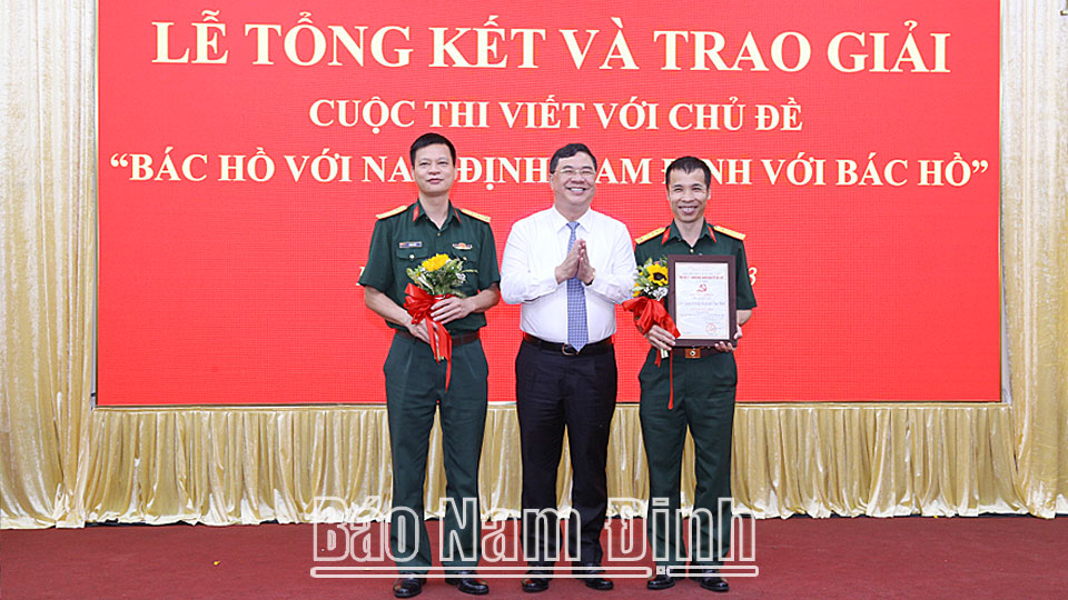 Đồng chí Bí thư Tỉnh ủy Phạm Gia Túc trao giấy chứng nhận cho nhóm tác giả đạt giải Đặc biệt.