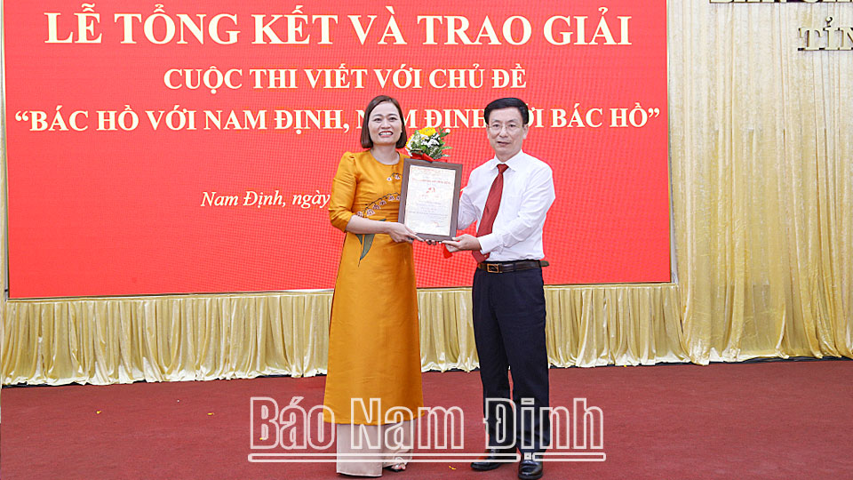 Đồng chí Chủ tịch UBND tỉnh Phạm Đình Nghị trao giấy chứng nhận cho tác giả đạt giải Nhất.