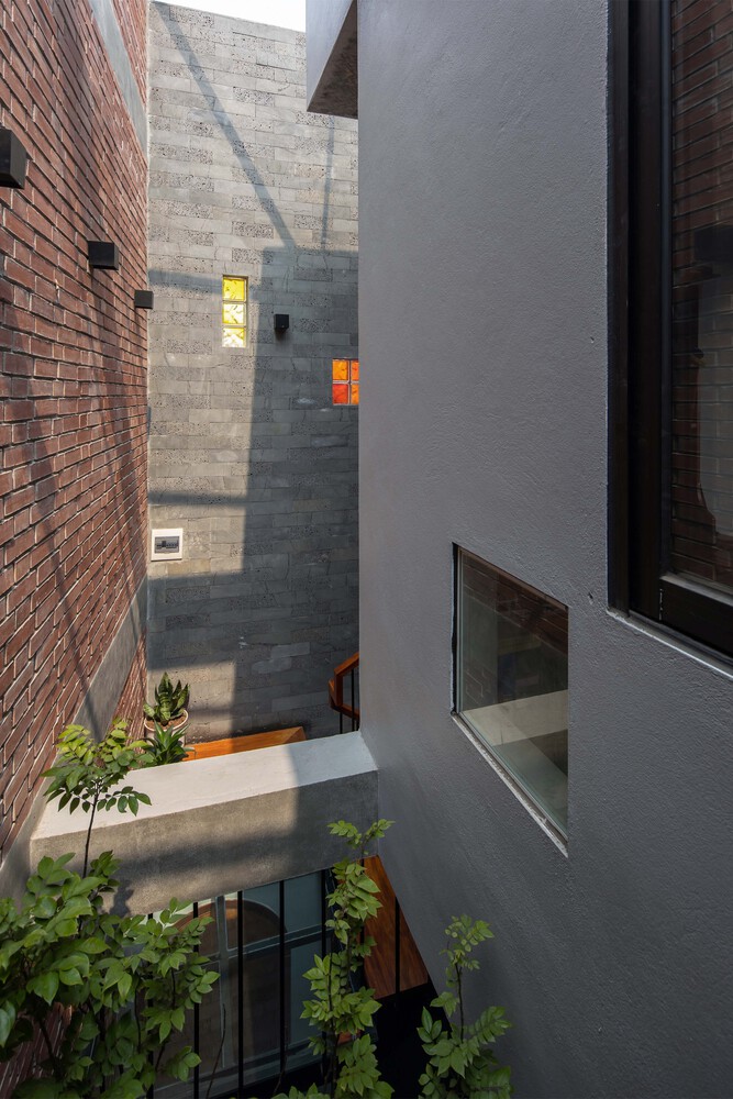 Hai lớp tường trong ngoài với ban công ở giữa giúp tránh ánh nắng gay gắt chiếu thẳng vào nhà. (Ảnh: Hoàng Lê)