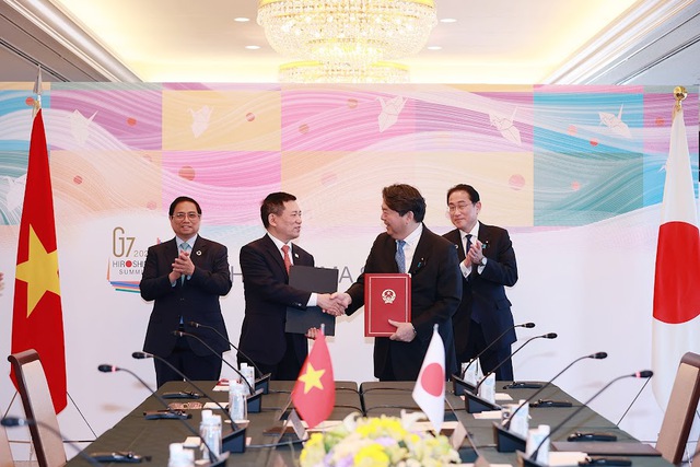 Thủ tướng Phạm Minh Chính và Thủ tướng Nhật Bản Kishida Fumio chứng kiến hai bên trao đổi văn bản ký kết 3 dự án hợp tác ODA với tổng trị giá 61 tỷ Yên. (Ảnh: VGP/Nhật Bắc)