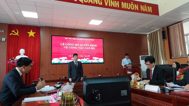 PGS.TS, Nguyễn Xuân Phong tại lễ công bố quyết định về công tác cán bộ. (Ảnh: T.T)