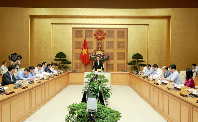 Phó Thủ tướng Trần Hồng Hà yêu cầu các bộ, ngành phải rà soát, tăng cường năng lực, trách nhiệm trong chỉ đạo, điều hành, quản lý công tác giải ngân vốn đầu tư công, nhất là những dự án lớn, quan trọng. (Ảnh: VGP/Minh Khôi)
