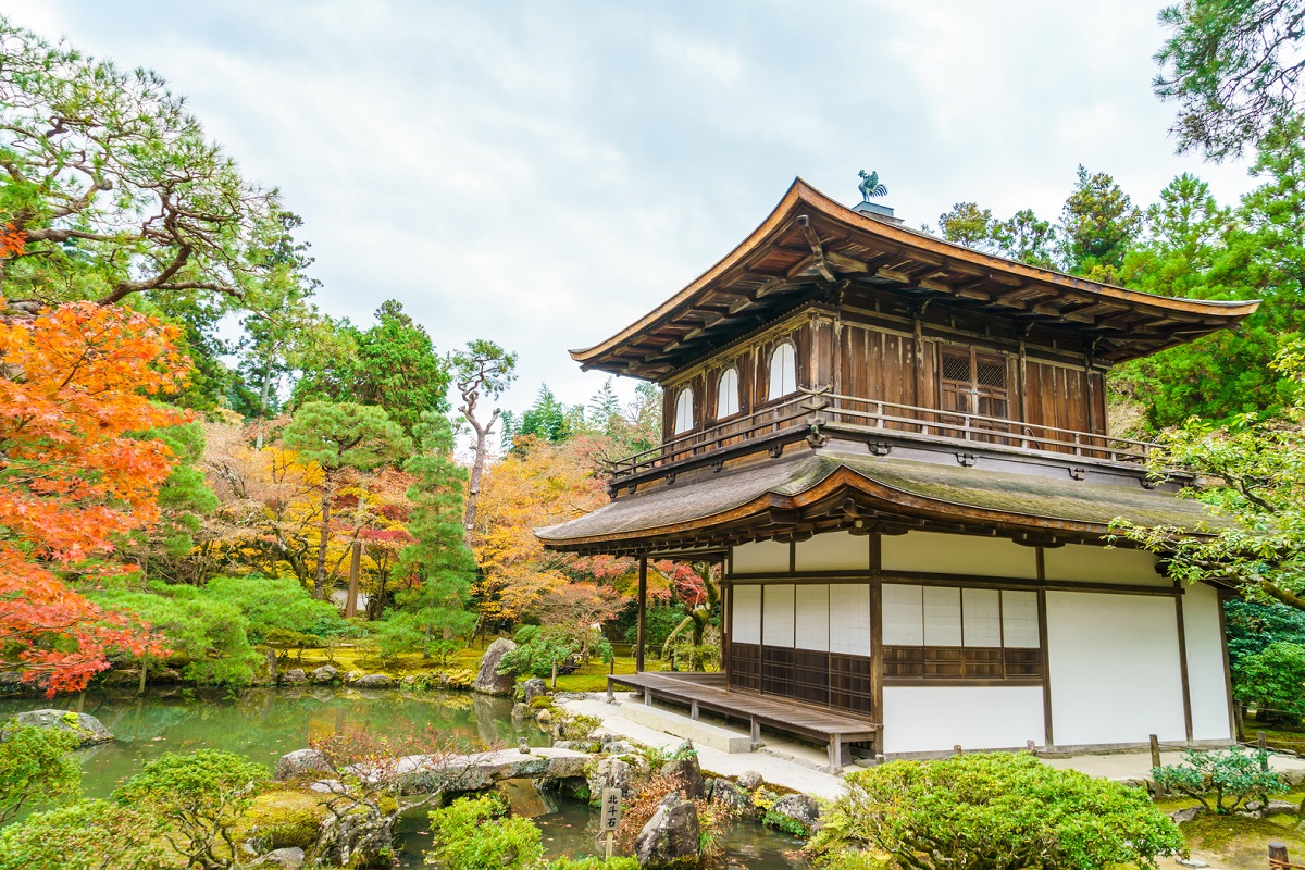 Người Nhật yêu thích cửa sổ rộng rãi nhìn ra vườn hoặc ao hồ, vừa ôm trọn cảnh quan thư thái, vừa cung cấp nguồn ánh sáng tự nhiên. 