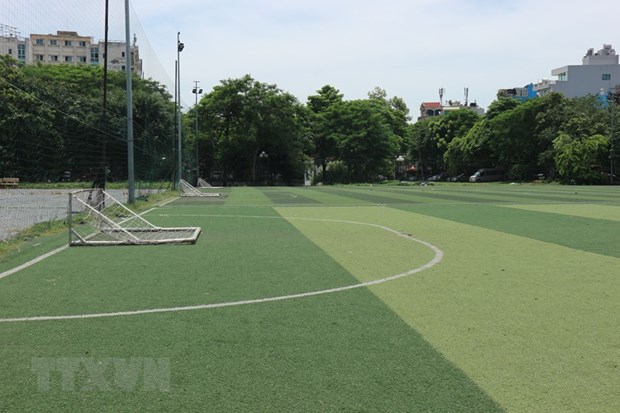 Sân bóng đá cỏ nhân tạo được xây dựng không phép tại Công viên Tuổi trẻ. (Ảnh: Mạnh Khánh/TTXVN)