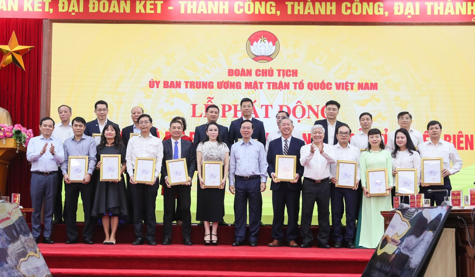 Chủ tịch nước Võ Văn Thưởng chụp ảnh lưu niệm cùng đại diện các doanh nghiệp tại Lễ phát động ủng hộ làm nhà đại đoàn kết cho hộ nghèo của tỉnh Điện Biên.
