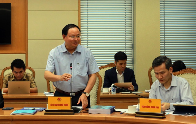 Thứ trưởng Bộ TN&MT Lê Minh Ngân báo cáo tại cuộc làm việc. (Ảnh: VGP/Minh Khôi)