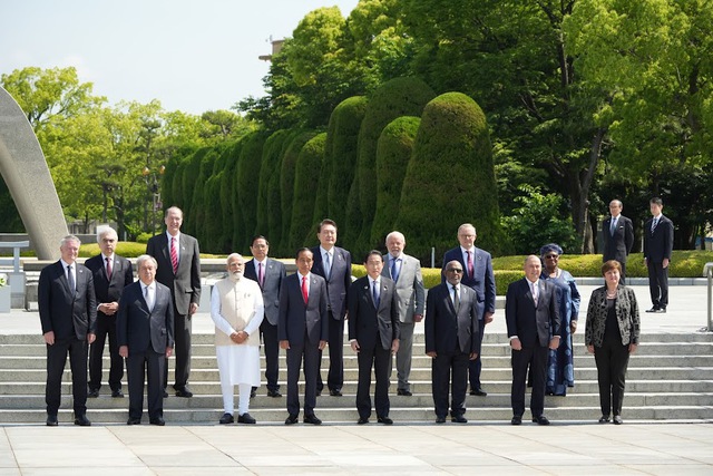 Sáng 21/5, Thủ tướng Phạm Minh Chính cùng lãnh đạo các nước dự Hội nghị G7 tới thăm Công viên Tưởng niệm Hoà Bình tại Thành phố Hiroshima, Nhật Bản. (Ảnh: VGP/Nhật Bắc)