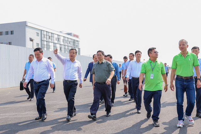 Thủ tướng Phạm Minh Chính đi khảo sát tiến độ xây dựng Khu công nghiệp Liên Hà Thái tại huyện Thái Thụy, tỉnh Thái Bình. (Ảnh: VGP/Nhật Bắc)