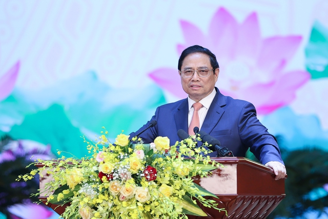 Thủ tướng Phạm Minh Chính trao đổi với Bí thư Thành ủy Hà Nội Đinh Tiến Dũng. (Ảnh: VGP/Nhật Bắc)