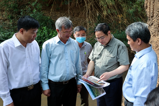 Thủ tướng trao đổi với lãnh đạo 2 tỉnh Đồng Nai, Bình Phước tại khu vực suối Mã Đà khi khảo sát quy hoạch, hướng tuyến một số tuyến giao thông trọng điểm ngày 20/3/2022. (Ảnh: VGP)