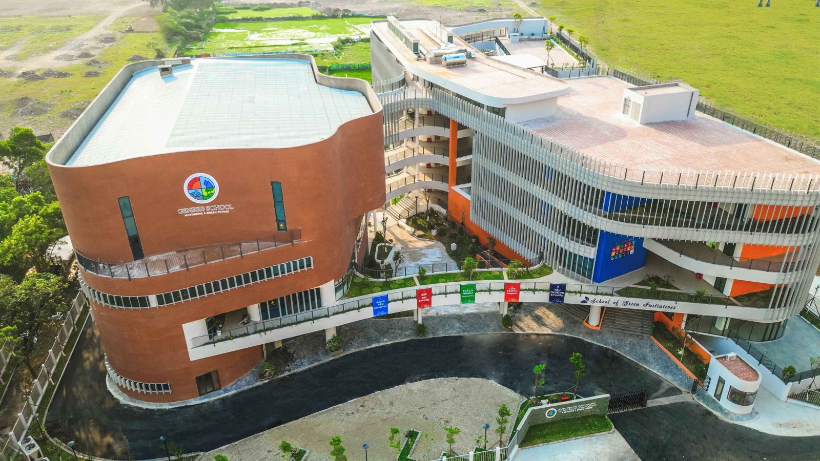 Trường Genesis Hà Nội có diện tích hơn 12,000m2, tọa lạc tại phân khu H2-2, khu đô thị Mễ Trì, Nam Từ Liêm, Hà Nội. 