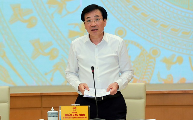 Bộ trưởng, Chủ nhiệm Văn phòng Chính phủ Trần Văn Sơn trao đổi về tình hình triển khai 53 dịch vụ công trên Cổng Dịch vụ công quốc gia. (Ảnh: VGP/Minh Khôi)