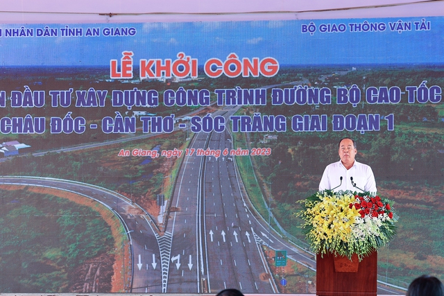 Chủ tịch UBND tỉnh An Giang Nguyễn Thanh Bình báo cáo về dự án thành phần 1 của tuyến cao tốc Châu Đốc - Cần Thơ - Sóc Trăng với tổng mức đầu tư sơ bộ 13.799 tỷ đồng. (Ảnh: VGP/Nhật Bắc)